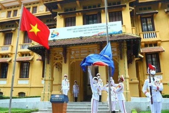 东盟成立55周年升旗仪式在河内隆重举行
