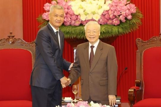 阮富仲总书记会见老挝人民革命党中央书记处书记、万象市委书记