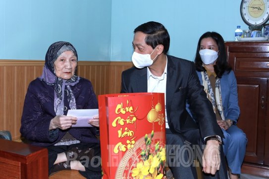 Đồng chí Đỗ Mạnh Hiến, Phó bí thư Thường trực Thành ủy thăm, tặng quà, chúc Tết các cá nhân tiêu biểu trên địa bàn quận Lê Chân