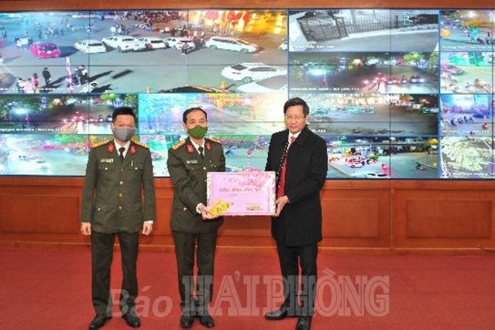 Đồng chí Lê Anh Quân, Phó chủ tịch Thường trực UBND thành phố thăm, chúc Tết lực lượng Công an làm nhiệm vụ đêm giao thừa