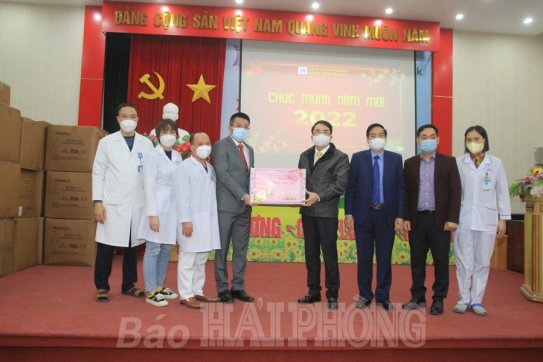 Đồng chí Lê Khắc Nam, Phó chủ tịch UBND thành phố thăm, động viên một số đơn vị làm nhiệm vụ đêm giao thừa