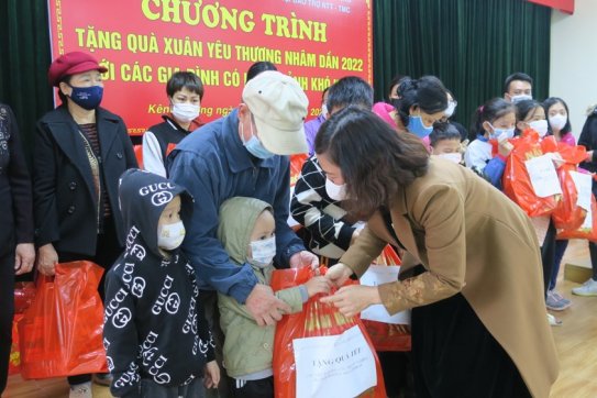 Hội Liên hiệp Phụ nữ thành phố trao 100 suất quà tới trẻ em mồ côi và phụ nữ có hoàn cảnh khó khăn