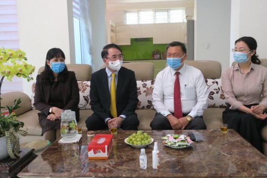 Phó Chủ tịch UBND thành phố Lê Khắc Nam đi thăm và chúc tết các đồng chí nguyên lãnh đạo thành phố