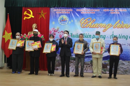 Chương trình “Xuân biên phòng ấm lòng dân biển” tặng cờ Tổ quốc, ảnh Bác Hồ và quà Tết cho 200 hộ gia đình trên địa bàn khu vực biên giới biển quận Đồ Sơn