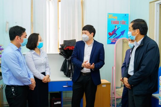 Phó Chủ tịch UBND thành phố Hoàng Minh Cường kiểm tra việc bảo đảm thông tin liên lạc thông suốt của Tổng đài 1022