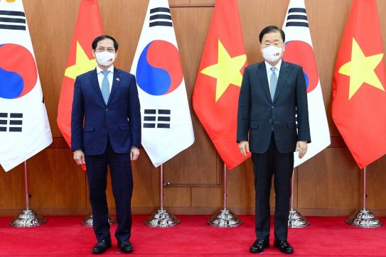 Bộ trưởng Ngoại giao Bùi Thanh Sơn hội đàm với Bộ trưởng Ngoại giao Hàn Quốc Chung Eui-yong