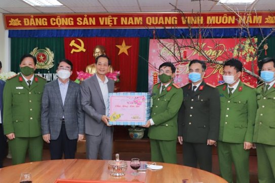 Phó Bí thư Thường trực Thành ủy thăm, tặng quà, chúc Tết các đơn vị của lực lượng công an