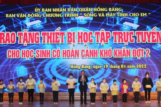 Thêm 60 học sinh của quận Hồng Bàng được trao tặng máy tính và thiết bị 4G phục vụ học sinh học trực tuyến