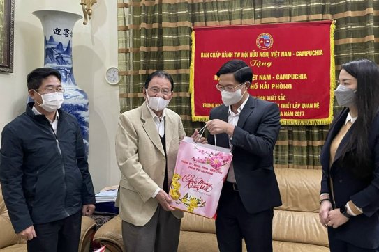 Chủ tịch HĐND thành phố thăm, tặng quà, chúc Tết các cá nhân tiêu biểu trên địa bàn thành phố