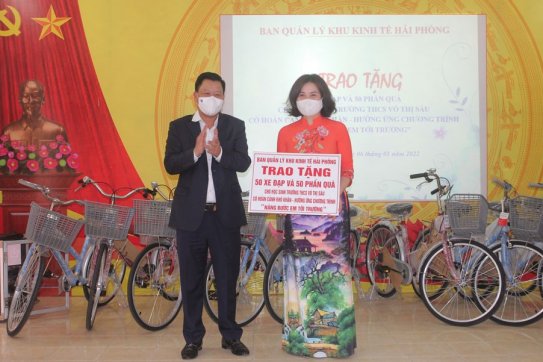 Ban Quản lý Khu Kinh tế Hải Phòng trao quà cho các Trường trên địa bàn quận Lê Chân