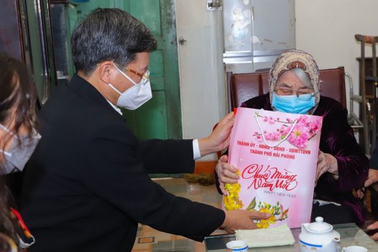 Phó Chủ tịch Thường trực UBND thành phố Lê Anh Quân thăm, tặng quà, chúc Tết các gia đình chính sách trên địa bàn huyện An Dương và quận Lê Chân