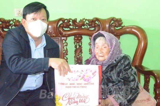 Đồng chí Nguyễn Đức Thọ, Phó chủ tịch UBND thành phố thăm, chúc Tết một số cá nhân tiêu biểu ở huyện Thủy Nguyên và quận Hải An