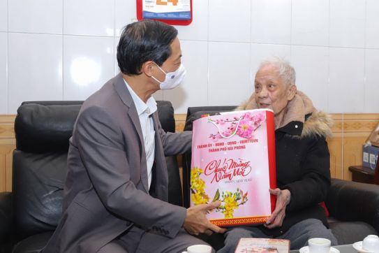 海防市委常务副书记对居住在吴权郡和黎真郡的革命老干部进行探访、送礼和拜年