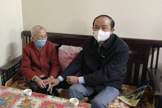 Đoàn ĐBQH thành phố Hải Phòng thăm, tặng quà, chúc Tết các cá nhân tiêu biểu trên địa bàn thành phố nhân dịp Tết Nguyên đán Nhâm Dần 2022