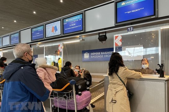 Nối lại chuyến bay thương mại: Mang quà Tết đến kiều bào tại Pháp