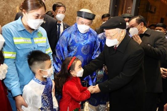 Party leader makes Tet visit to Hanoi’s officials, people
