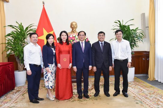 Trao quyết định bổ nhiệm Thứ trưởng Ngoại giao Nguyễn Minh Hằng
