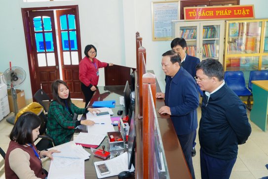 Thực hiện nghiêm quy tắc ứng xử, đạo đức công vụ của cán bộ, công chức trong cơ quan hành chính nhà nước các cấp