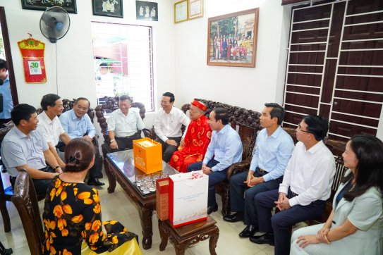 Chủ tịch nước Võ Văn Thưởng thăm, tặng quà gia đình người có công tại quận Lê Chân