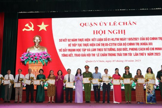 Quận ủy Lê Chân biểu dương các điển hình tiêu biểu trong học tập và làm theo tư tưởng, đạo đức, phong cách Hồ Chí Minh