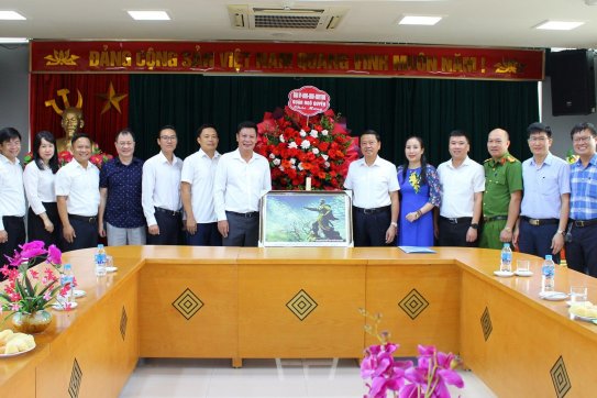 Lãnh đạo quận Ngô Quyền thăm tặng quà một số doanh nghiệp tiêu biểu nhân ngày Doanh nhân Việt Nam 13/10