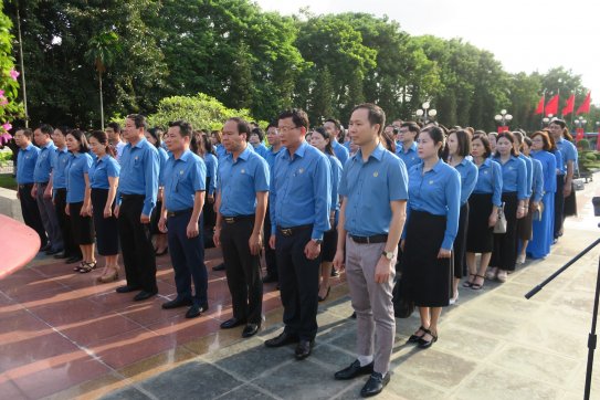 Liên đoàn Lao động thành phố dâng hương tưởng niệm các Anh hùng liệt sỹ