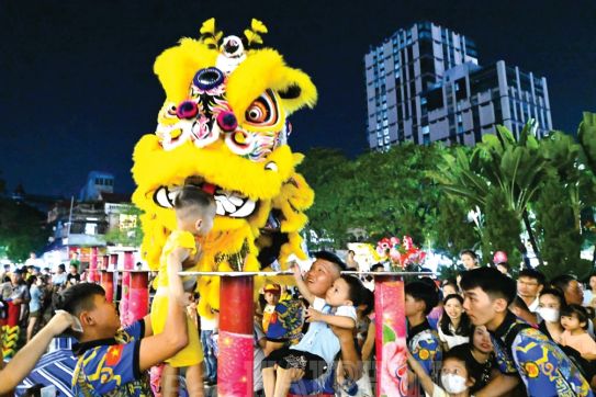 Vẽ mùa trăng ấm áp