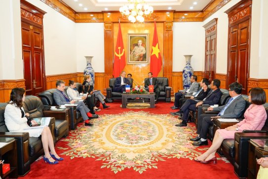 Chủ tịch UBND thành phố Nguyễn Văn Tùng tiếp xã giao tân  Đại sứ Pháp tại Việt Nam