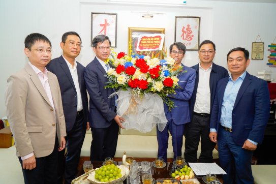 Phó Chủ tịch Thường trực UBND thành phố Lê Anh Quân thăm, chúc mừng Nhà giáo tiêu biểu
