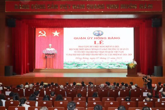 Quận ủy Hồng Bàng trao tặng Huy hiệu Đảng đợt 07/11/2023 cho 82 đảng viên