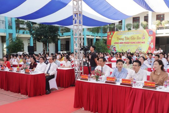 Chuyên đề cấp thành phố “Phát triển năng lực và phẩm chất học sinh THCS qua các hoạt động tìm hiểu phong tục, truyền thống ở Việt Nam và trên thế giới”