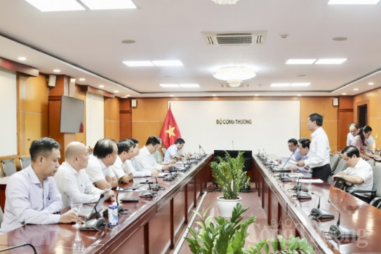 Bộ trưởng Nguyễn Hồng Diên làm việc với đoàn công tác Thành phố Hải Phòng