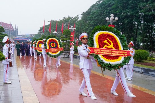 Đoàn đại biểu HĐND thành phố dâng hương tưởng niệm các Anh hùng liệt sỹ và đồng chí Nguyễn Đức Cảnh