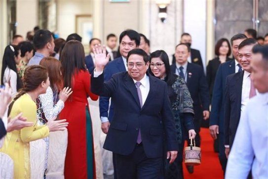 PM meets with representatives of Vietnamese community in Singapore