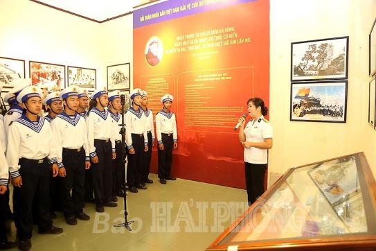 Triển lãm “50 năm chiến công chống đế quốc Mỹ phong tỏa sông, biển miền Bắc bằng thuỷ lôi, bom từ trường”
