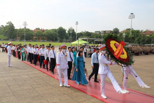 Đoàn đại biểu Đảng bộ, chính quyền và Nhân dân huyện Vĩnh Bảo báo công dâng Bác