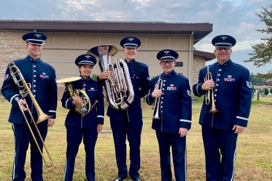 Đoàn nghệ thuật Không quân Hoa Kỳ Pacific Brass lần đầu tiên đến giao lưu biểu diễn nghệ thuật tại thành phố Hải Phòng.   