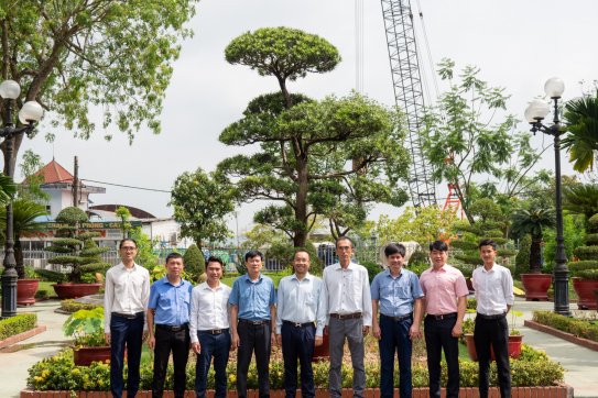 Tiếp nhận cây Tùng La hán nhân dịp kỷ niệm 50 năm thiết lập quan hệ ngoại giao Việt Nam - Nhật Bản