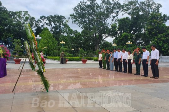 Đồng chí Đỗ Mạnh Hiến, Phó bí thư Thường trực Thành ủy cùng Đoàn cán bộ, lãnh đạo thành phố viếng một số nghĩa trang liệt sĩ tại tỉnh Tây Ninh