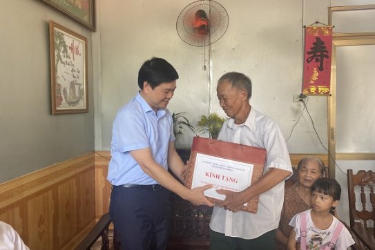 Phó Chủ tịch UBND thành phố Hoàng Minh Cường đi thăm, tặng quà một số cá nhân có công với cách mạng tại huyện Tiên Lãng