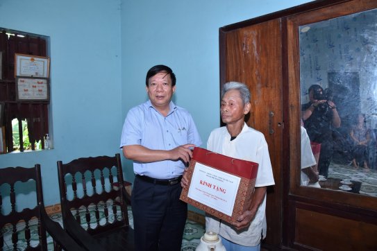 Phó Chủ tịch UBND thành phố Nguyễn Đức Thọ thăm, tặng quà các gia đình chính sách huyện Thủy Nguyên