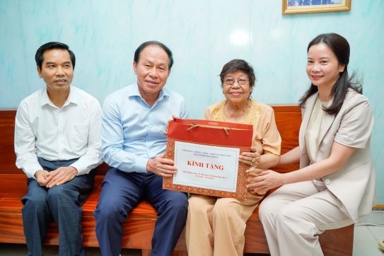 Bí thư Thành ủy thăm, tặng quà gia đình người có công tiêu biểu trên địa bàn quận Lê Chân nhân dịp Kỷ niệm 76 năm Ngày thương binh, liệt sỹ