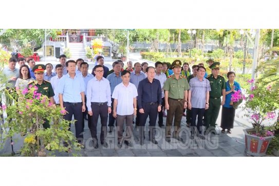 Đồng chí Bí thư Thành ủy Lê Tiến Châu cùng Đoàn cán bộ, lãnh đạo thành phố dâng hương, tưởng nhớ Đại tướng Võ Nguyên Giáp và các Anh hùng liệt sĩ tại các tỉnh Hà Tĩnh