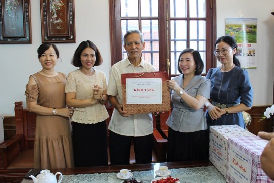 Trưởng Ban Tuyên giáo Thành ủy thăm, tặng quà gia đình chính sách, người có công tại quận Đồ Sơn
