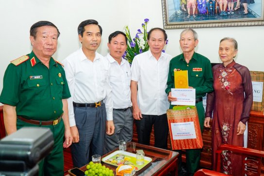 Bí thư Thành ủy thăm, tặng quà một số nạn nhân chất độc da cam tiêu biểu trên địa bàn quận Hồng Bàng
