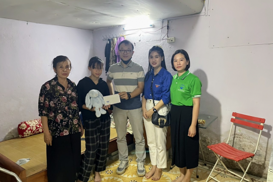 Tổ chức thăm, tặng quà các em nhỏ có hoàn cảnh đặc biệt, học sinh nghèo vượt khó trên địa bàn thành phố