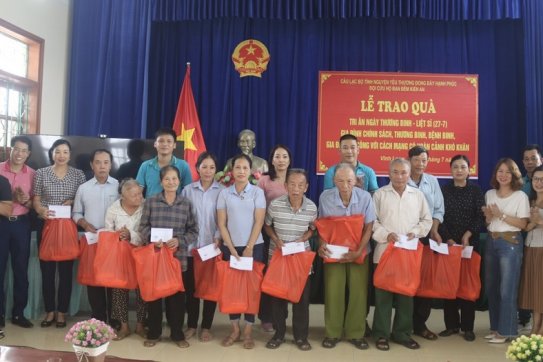 Trao trên 20 suất quà tặng gia đình chính sách tại huyện Vĩnh Bảo dịp 27-7