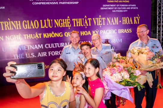[Video] Ban nhạc Pacific Brass (Hoa Kỳ) biểu diễn giao lưu tại Hải Phòng