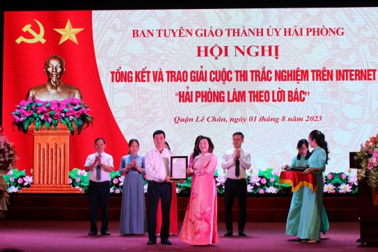 Trao giải Cuộc thi trắc nghiệm trên Internet “Hải Phòng làm theo lời Bác”