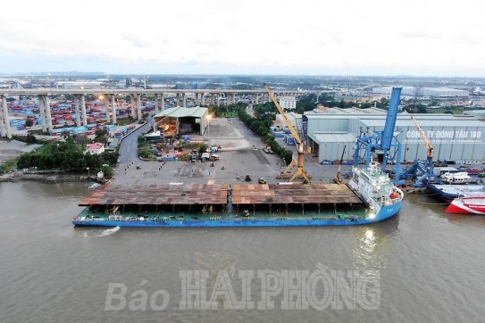 Xếp dỡ thành công lên tàu 2 cấu kiện thép lớn nhất từ trước đến nay tại Hải Phòng